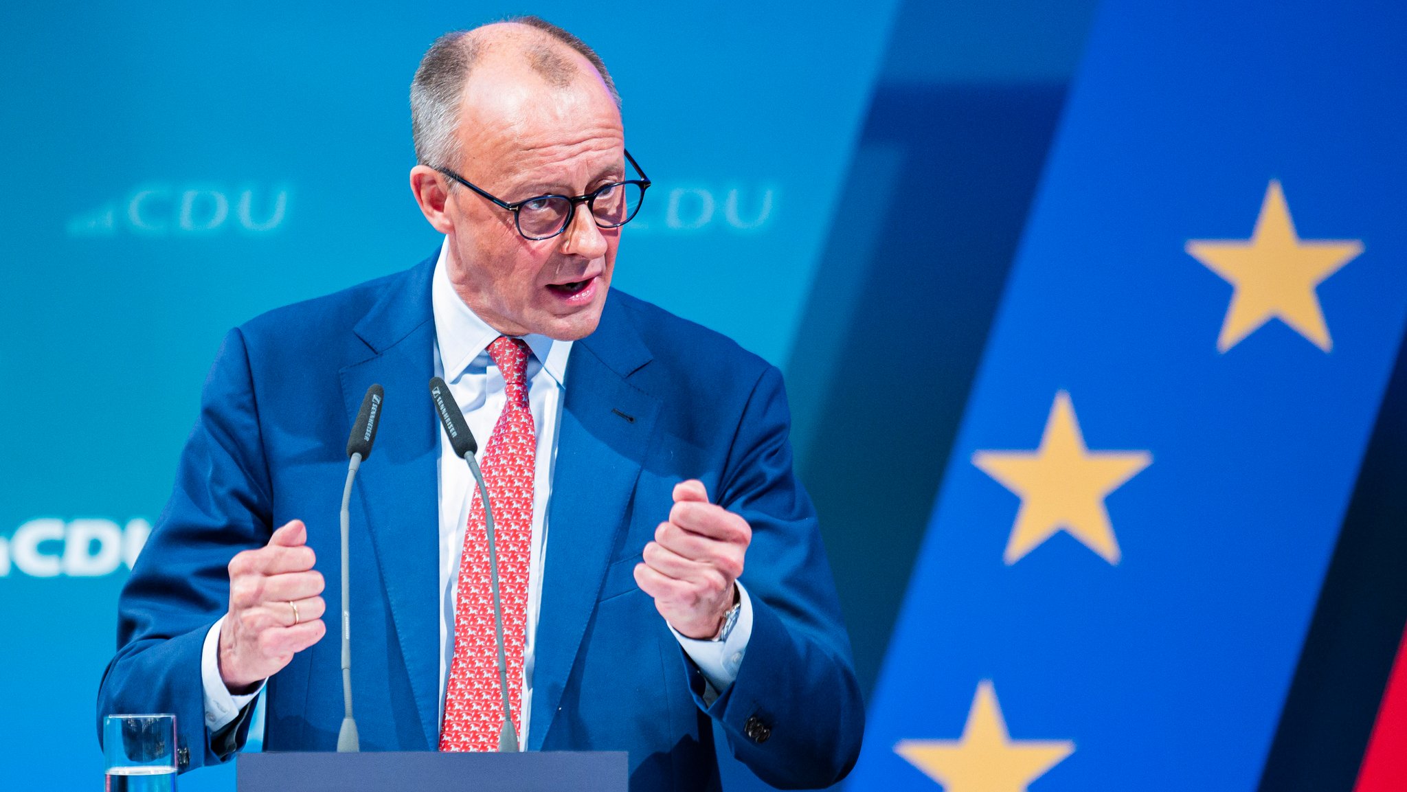 Kanzlerkandidat und Bundesvorsitzender der CDU Friedrich Merz hält in seinem Wahlkreis in Brilon in der St. Hubertus Schützenhalle eine Rede.