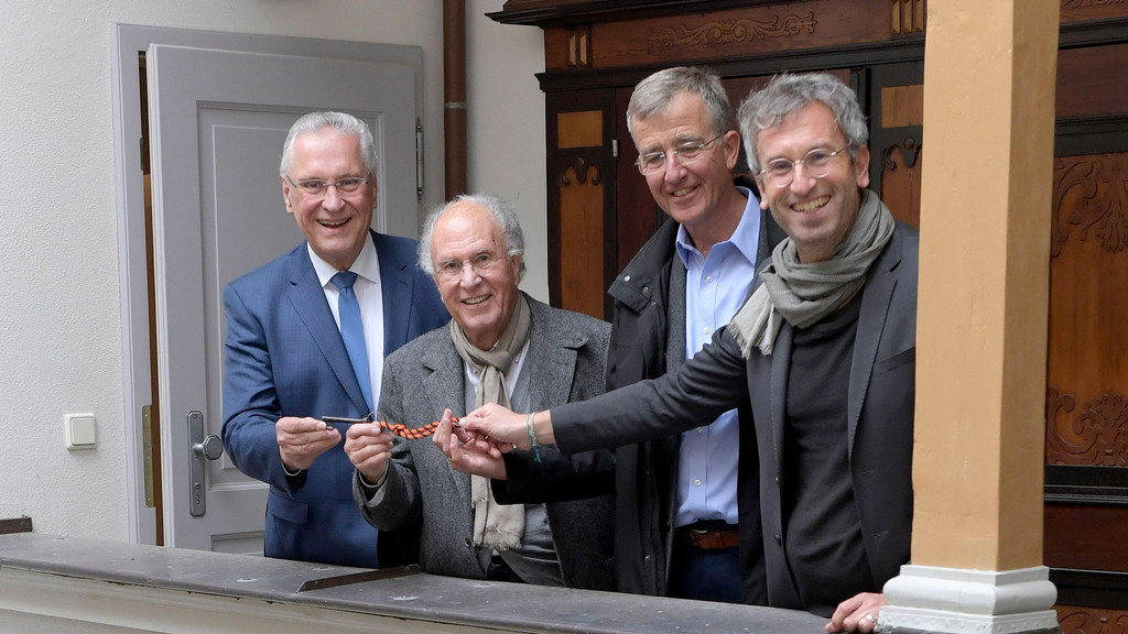 Schlüsselübergabe: Innenminister Joachim Herrmann (CSU), Mäzen Wolfgang Bühl, Joachim Pietzcker und Moritz Puschke von der ION-Leitung (v. links)