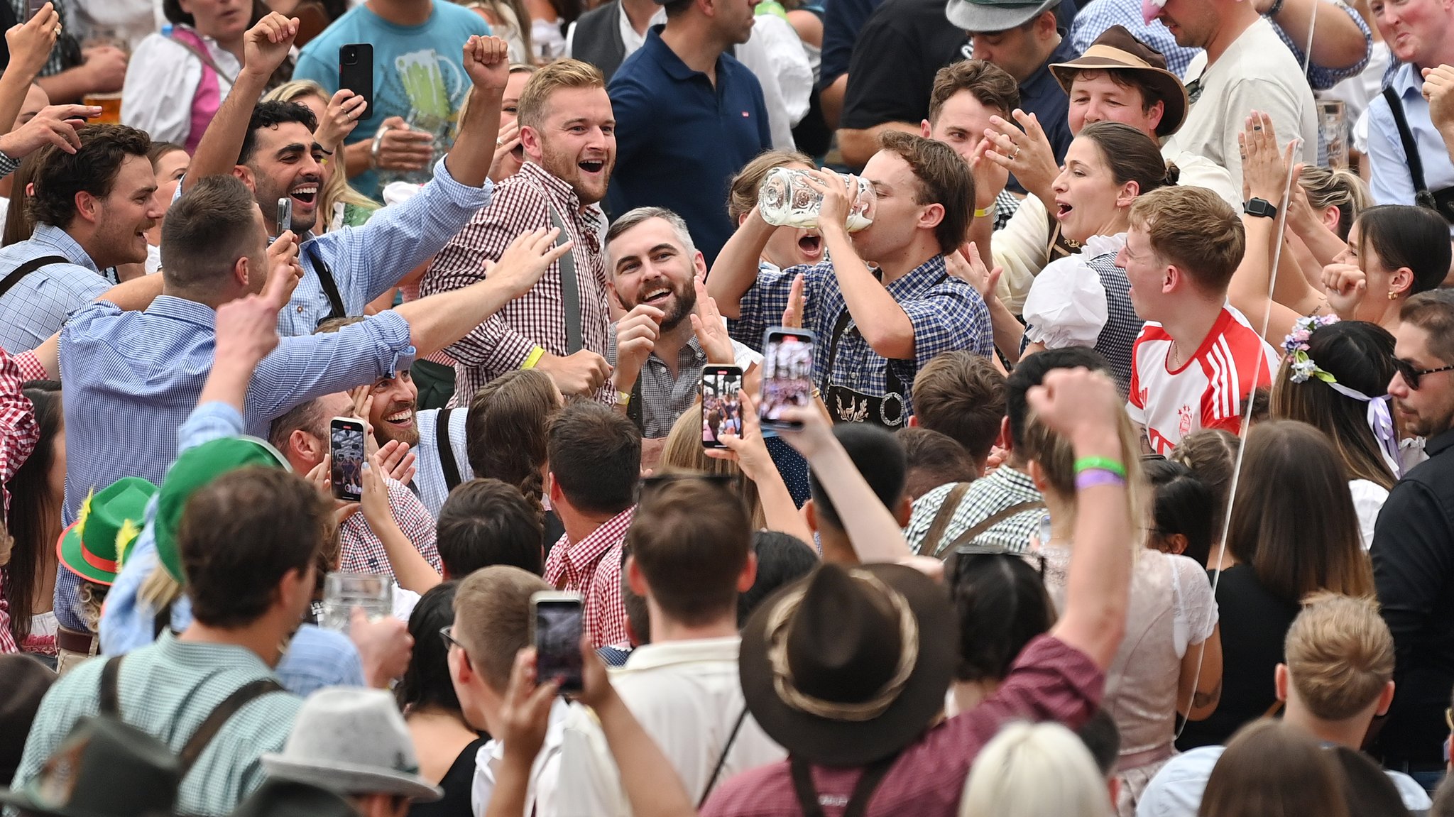 Oktoberfest-Besucher feiern im Bierzelt