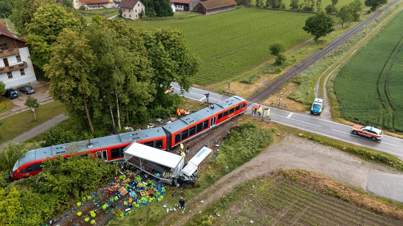 Rettungskräfte arbeiten an der Unfallstelle (Luftaufnahme mit Drohne). | Bild: picture alliance/dpa/NEWS5 | Lars Haubner Rettungskräfte arbeiten an der Unfallstelle (Luftaufnahme mit Drohne).