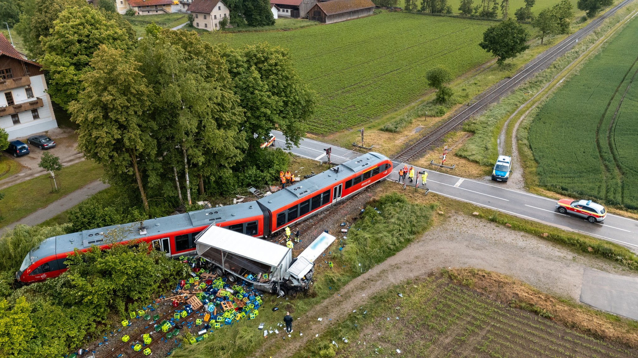 Rettungskräfte arbeiten an der Unfallstelle (Luftaufnahme mit Drohne). 