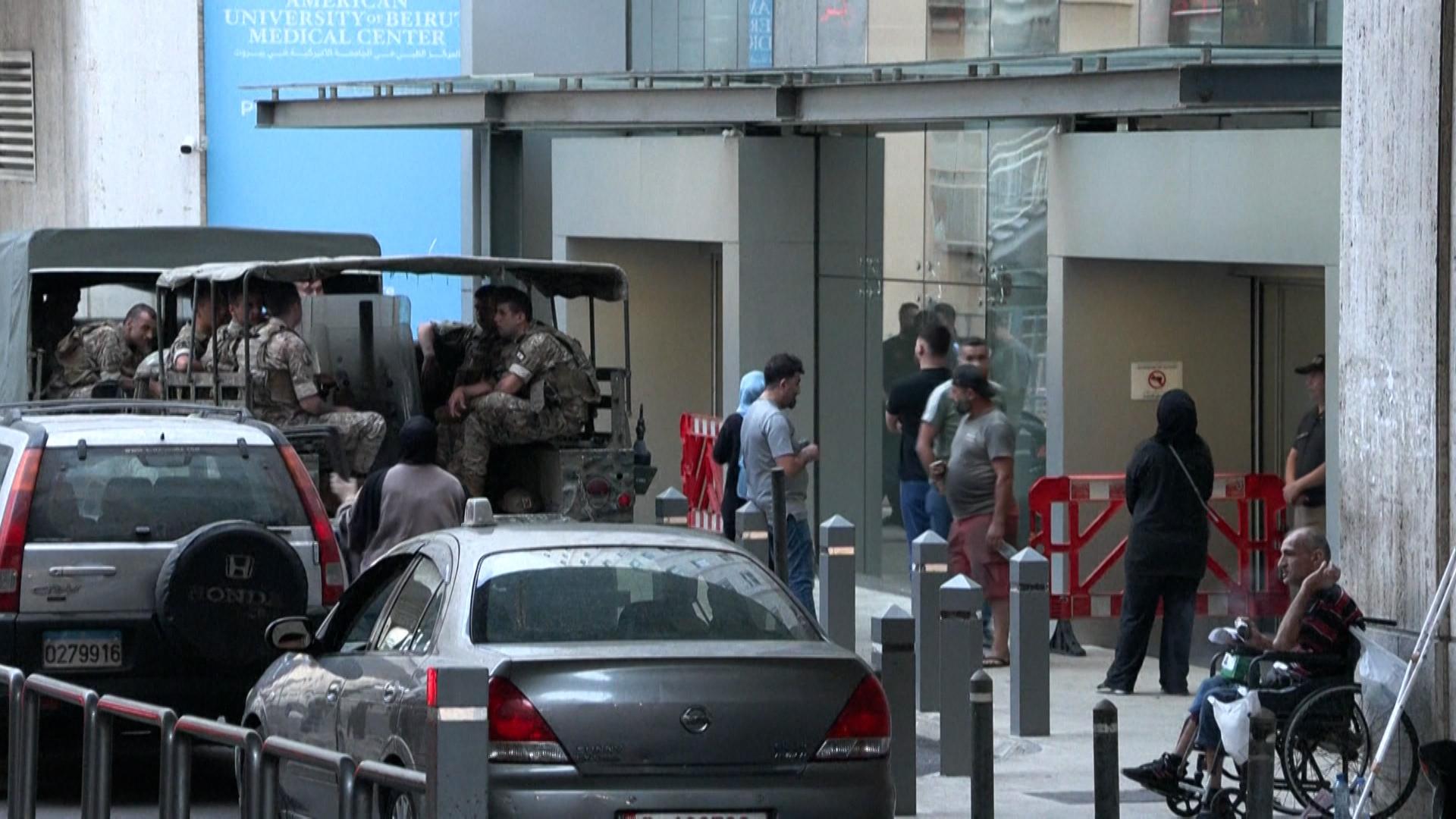 Nach den mutmaßlich koordinierten Explosionen von vielen Pagern im Libanon ist die Sorge vor einer Eskalation groß. Die Hisbollah beschuldigt Israel und kündigt Vergeltung an.