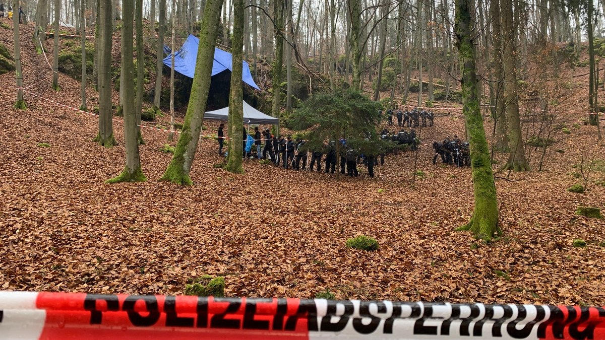 Abgesperrter Bereich im Wald, in dem Polizisten sterbliche Überreste der Schülerin Engelbrecht suchen.