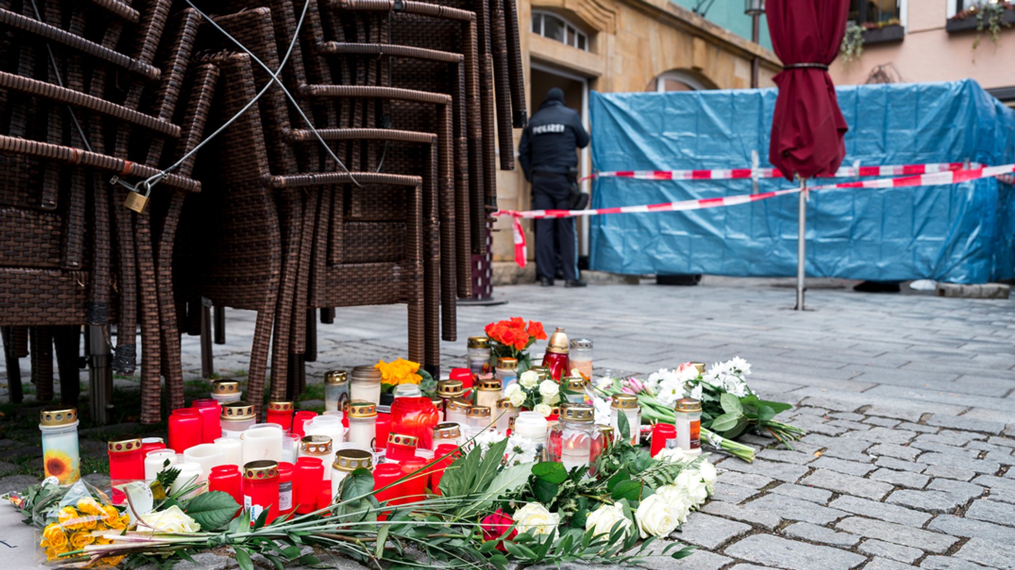 Blumen und Grabkerzen liegen vor einem Blumengeschäft in Lichtenfels. 