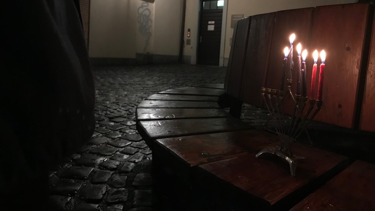 Eine jüdische Menora, der Leuchter, in dem zu Chanukka Kerzen angezündet werden.