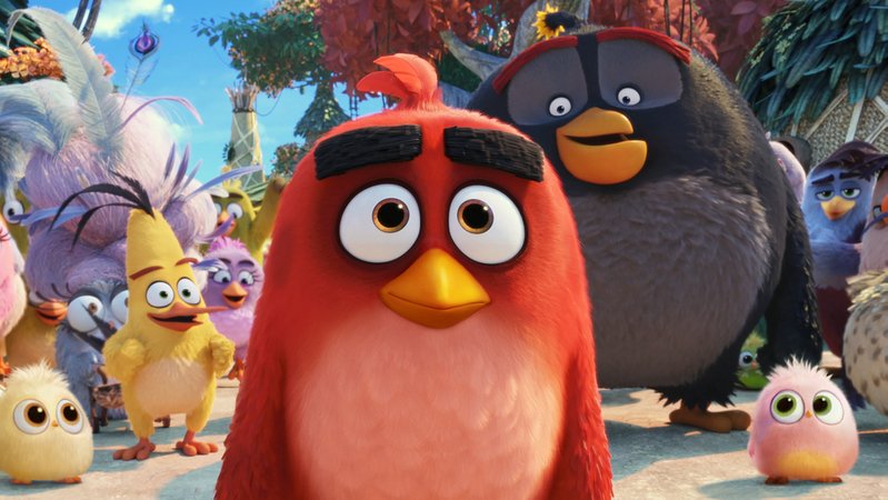 Christoph Maria Herbst leiht Vogel Red, der diesmal mit den verfeindeten Schweinen zusammen kämpft, seine Stimme in "Angry Birds 2" (Filmszene).