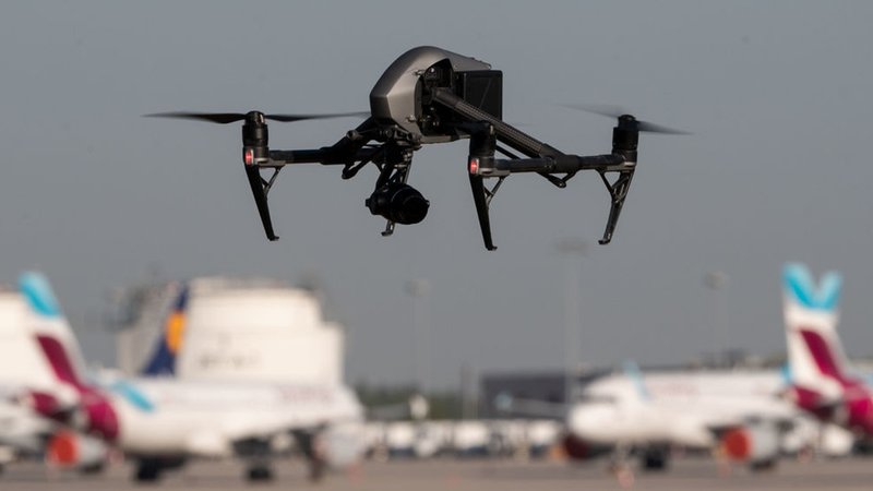 (Archivbild) Eine Drohne an einem Flughafen. | Bild: dpa-Bildfunk/Marijan Murat (Archivbild) Eine Drohne an einem Flughafen.