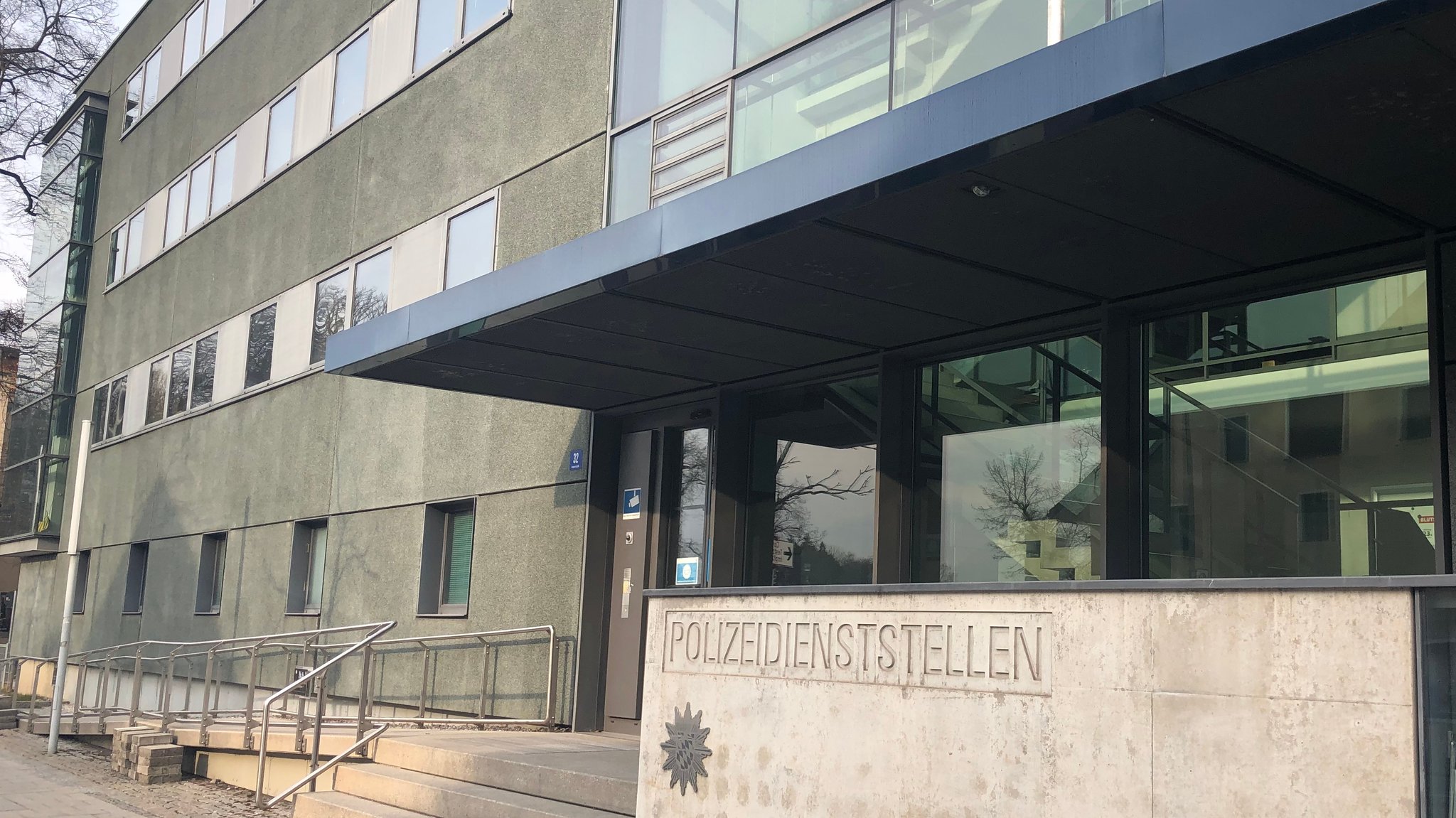 Der Eingang des Polizeipräsidiums Oberbayern Süd in Rosenheim | Bild: BR Der Eingang des Polizeipräsidiums Oberbayern Süd in Rosenheim
