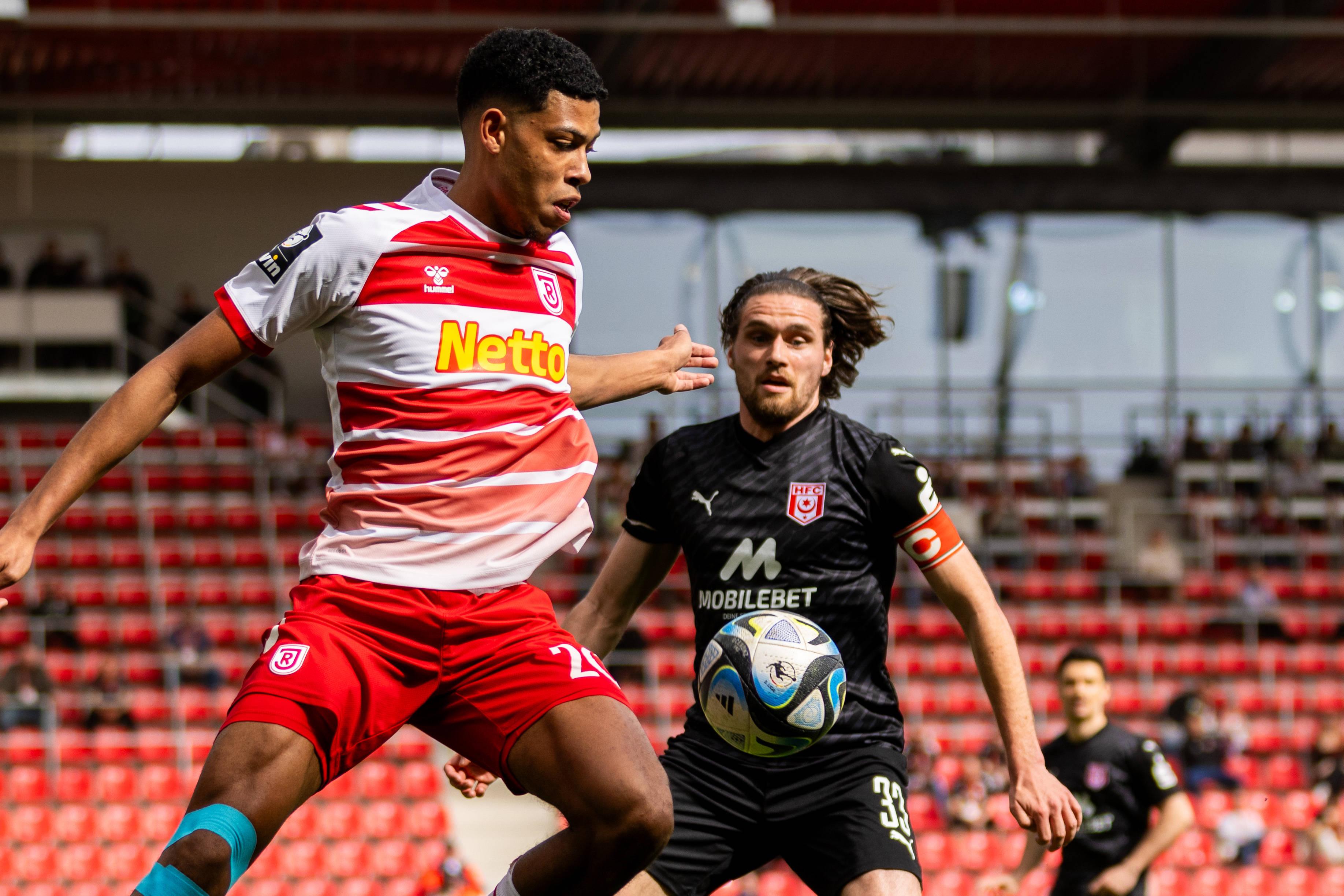 Spielszene Jahn Regensburg - Hallescher FC