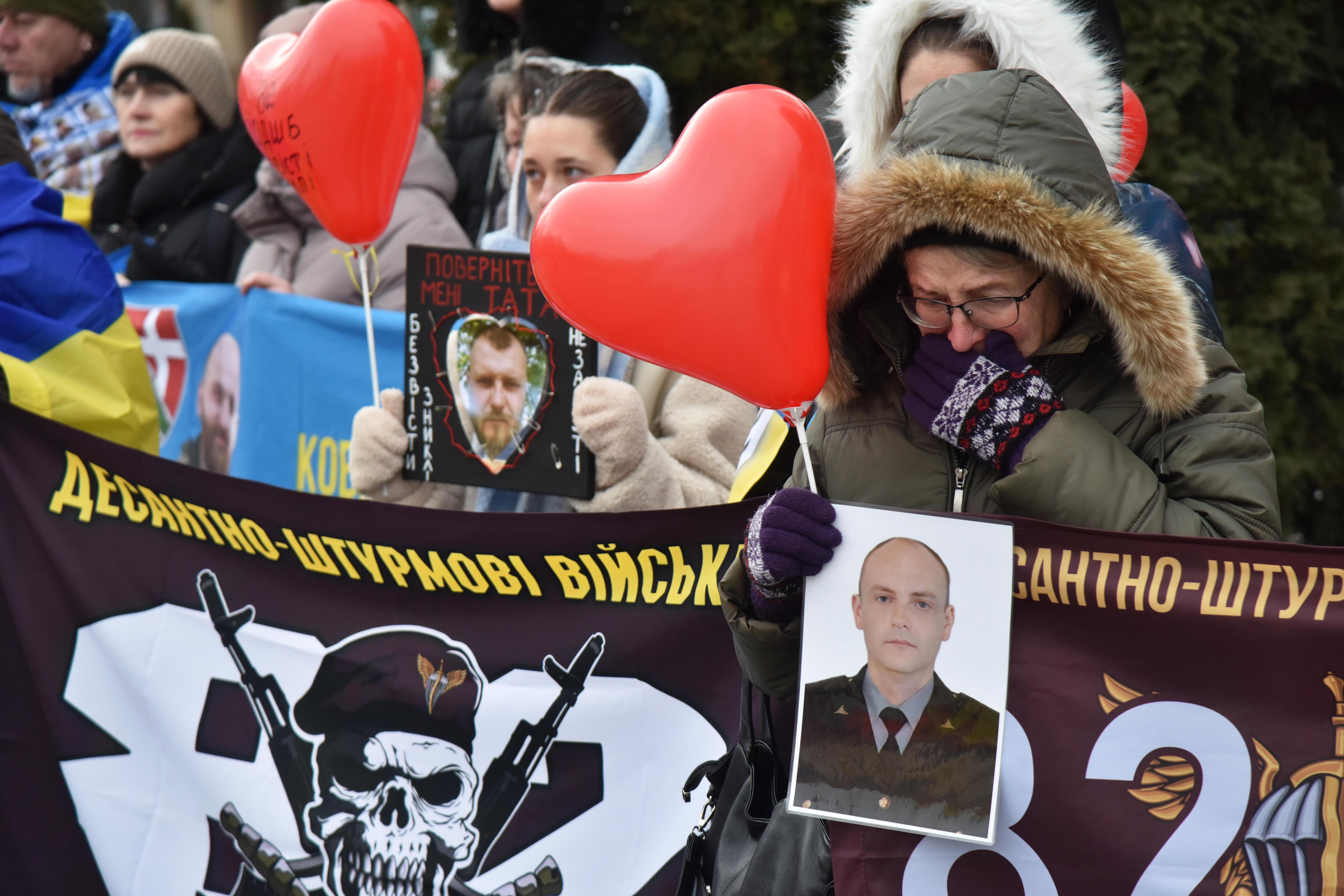 Demonstranten in Lemberg mit roten Luftballons in Herzform