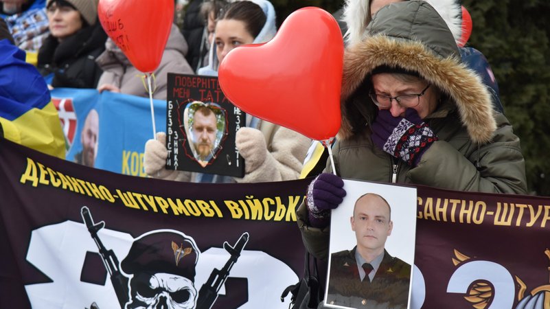 Demonstranten in Lemberg mit roten Luftballons in Herzform | Bild: Michael Sorrow/Picture Alliance Demonstranten in Lemberg mit roten Luftballons in Herzform