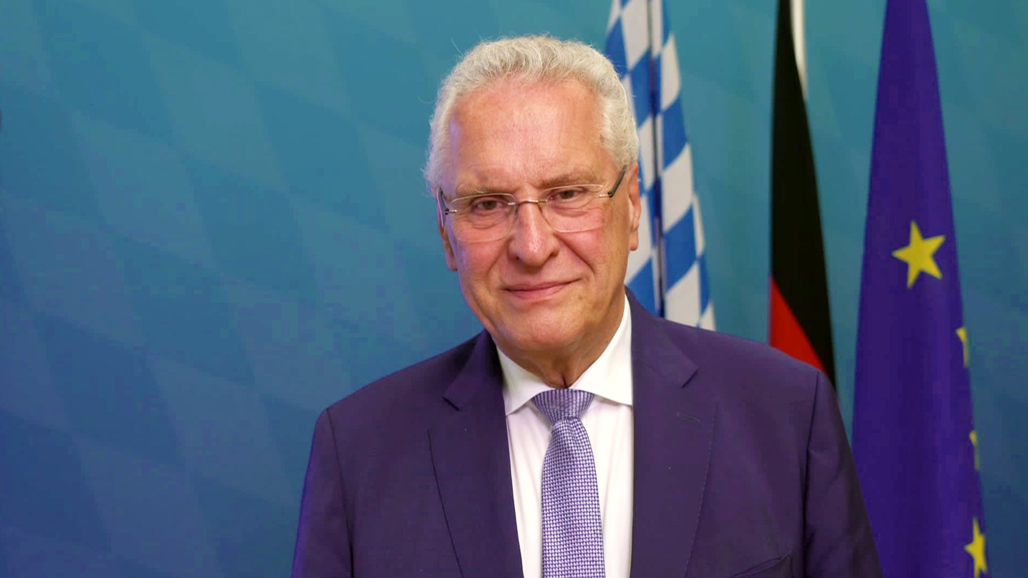 Bayerns Innenminister Herrmann (CSU) sagt: "Ein Polizeibeamter muss nicht darauf warten, bis das Messer zwischen seinen Rippen steckt."