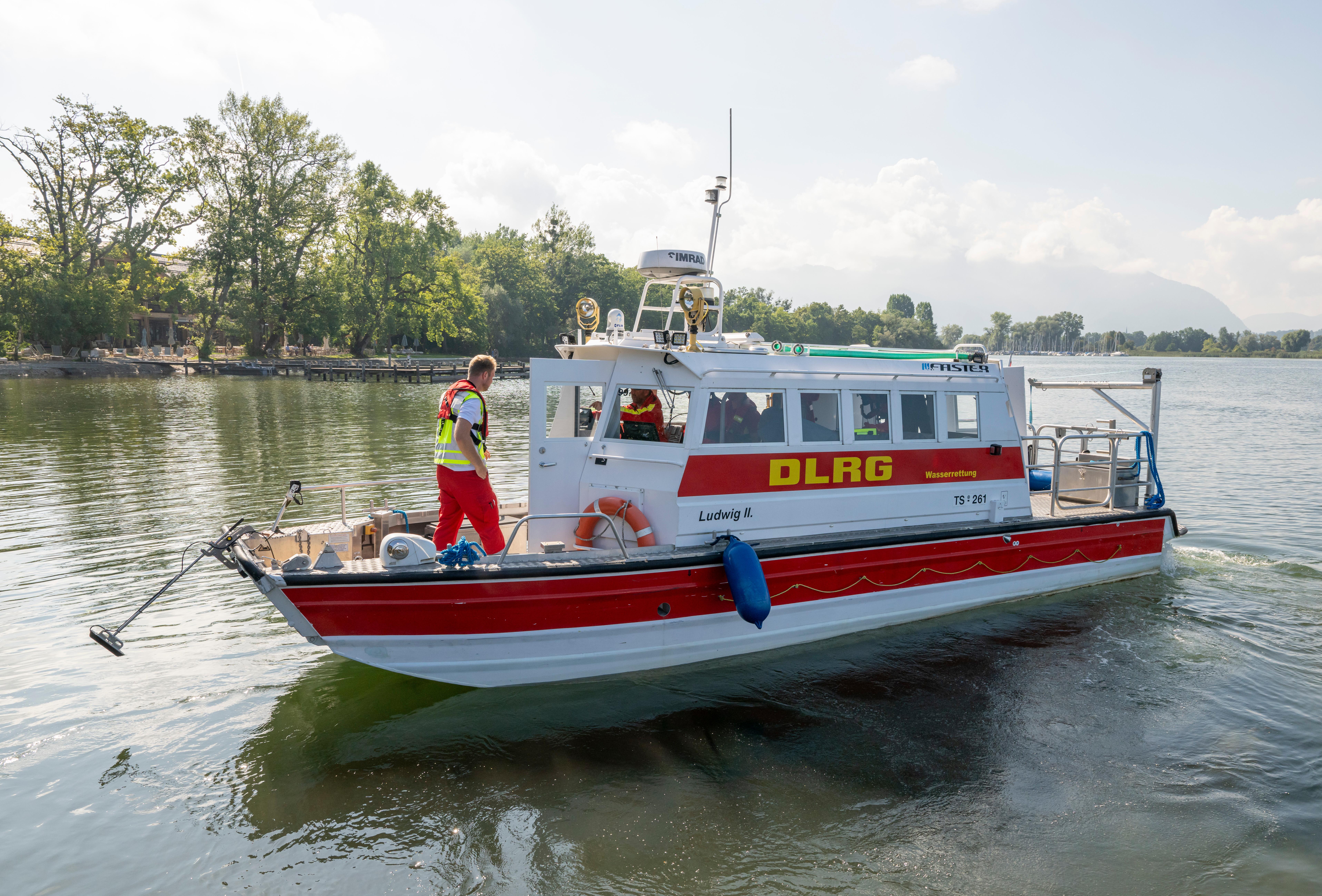 Ein Boot der Wasserwacht am Chiemsee (Archiv)