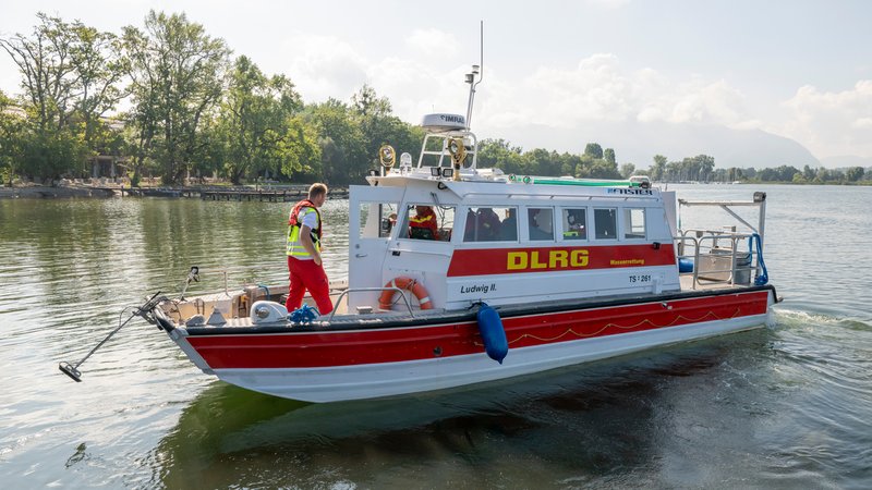 Ein Boot der Wasserwacht am Chiemsee (Archiv) | Bild: picture alliance/dpa | Peter Kneffel Ein Boot der Wasserwacht am Chiemsee (Archiv)