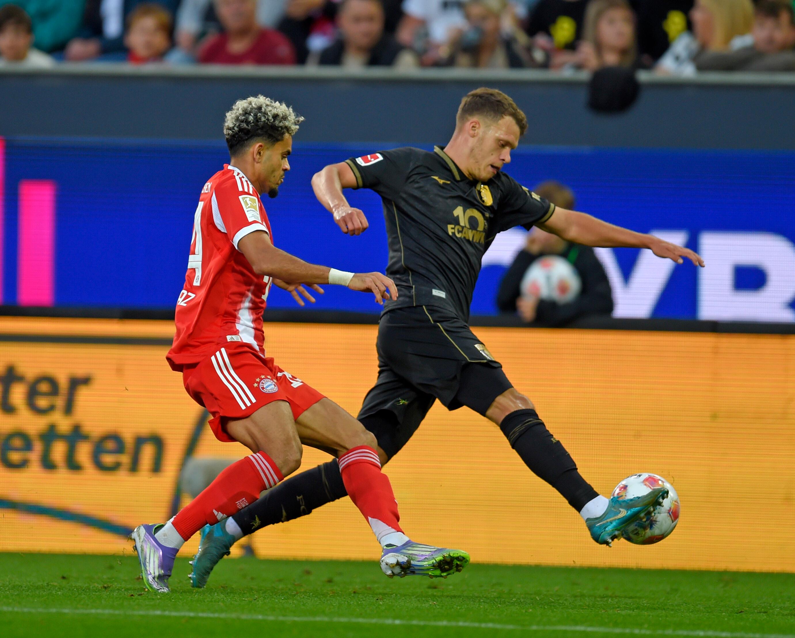  Luis Diaz (FC Bayern) gegen Robin Fellhauer (FC Augsburg)