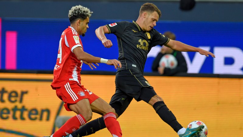 Luis Diaz (FC Bayern) gegen Robin Fellhauer (FC Augsburg) | Bild: picture alliance / M.i.S. | Renate Feil Luis Diaz (FC Bayern) gegen Robin Fellhauer (FC Augsburg)