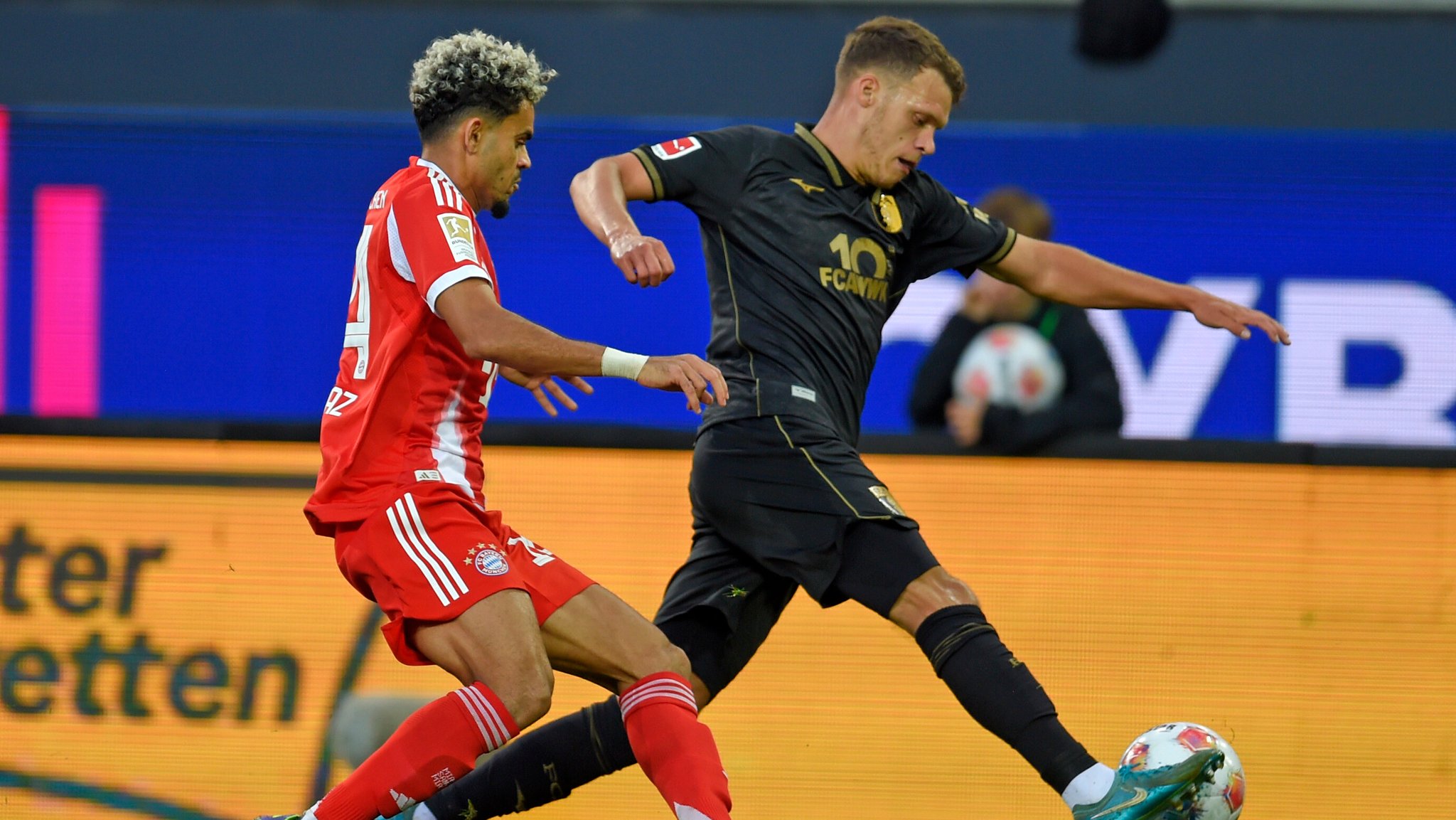  Luis Diaz (FC Bayern) gegen Robin Fellhauer (FC Augsburg)