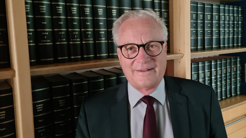 Der Augsburger Rechtsanwalt Dr. Mathias Grandel vor einer Bücherwand