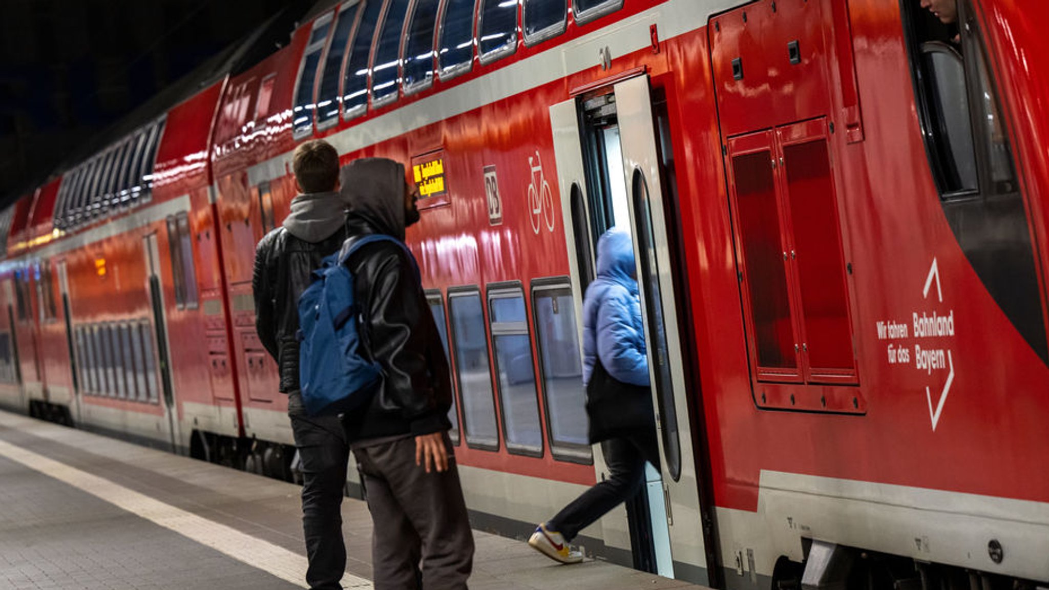 ARCHIV - 27.03.2023, Bayern, München: Reisende im Hauptbahnhof München vor einer Regionalbahn. (zu dpa: «Bahn-Fahrplanwechsel: Flughafenexpress nach Nürnberg») Foto: Peter Kneffel/dpa +++ dpa-Bildfunk +++