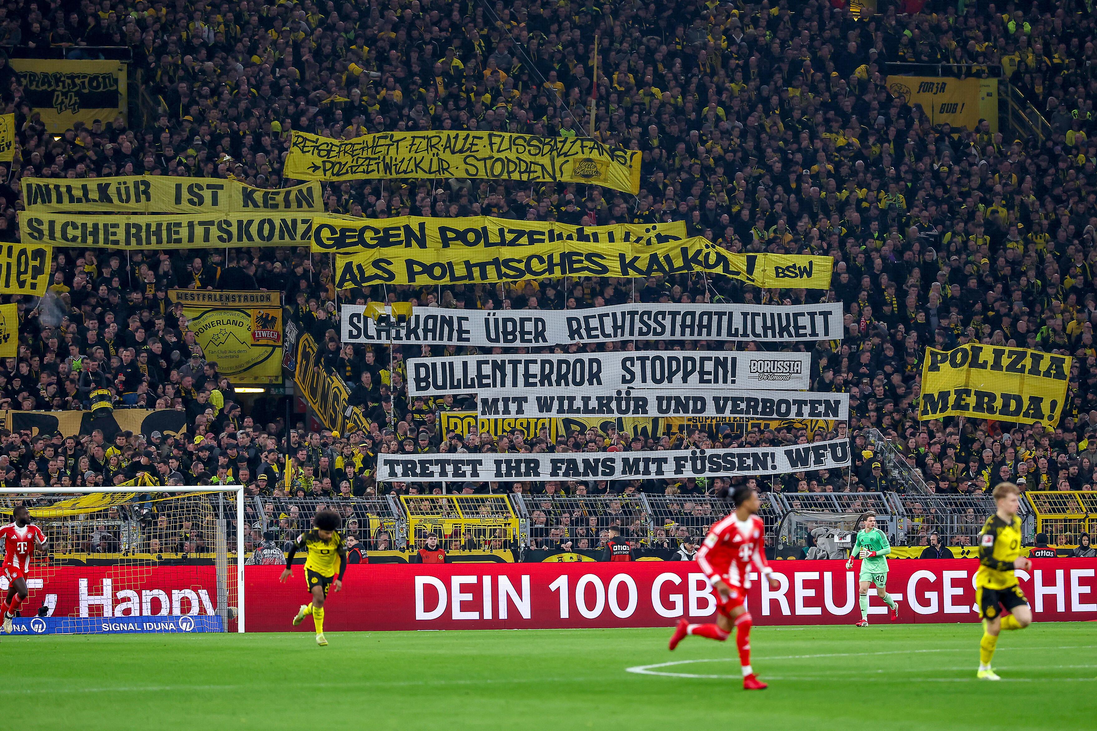 Protestbanner in der Gelben Wand bei den Fans auf der Tribüne gegen die Polizei Schikane und Verfolgung von Fans bei Auswärtsspielen.