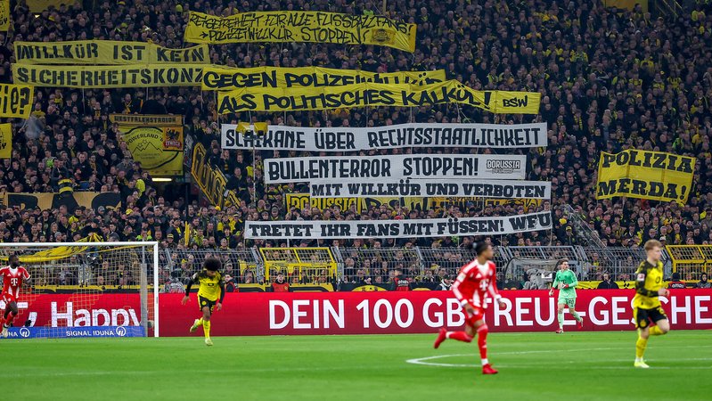 Protestbanner in der Gelben Wand bei den Fans auf der Tribüne gegen die Polizei Schikane und Verfolgung von Fans bei Auswärtsspielen. | Bild: picture alliance / Maximilian Koch | Maximilian Koch Protestbanner in der Gelben Wand bei den Fans auf der Tribüne gegen die Polizei Schikane und Verfolgung von Fans bei Auswärtsspielen.