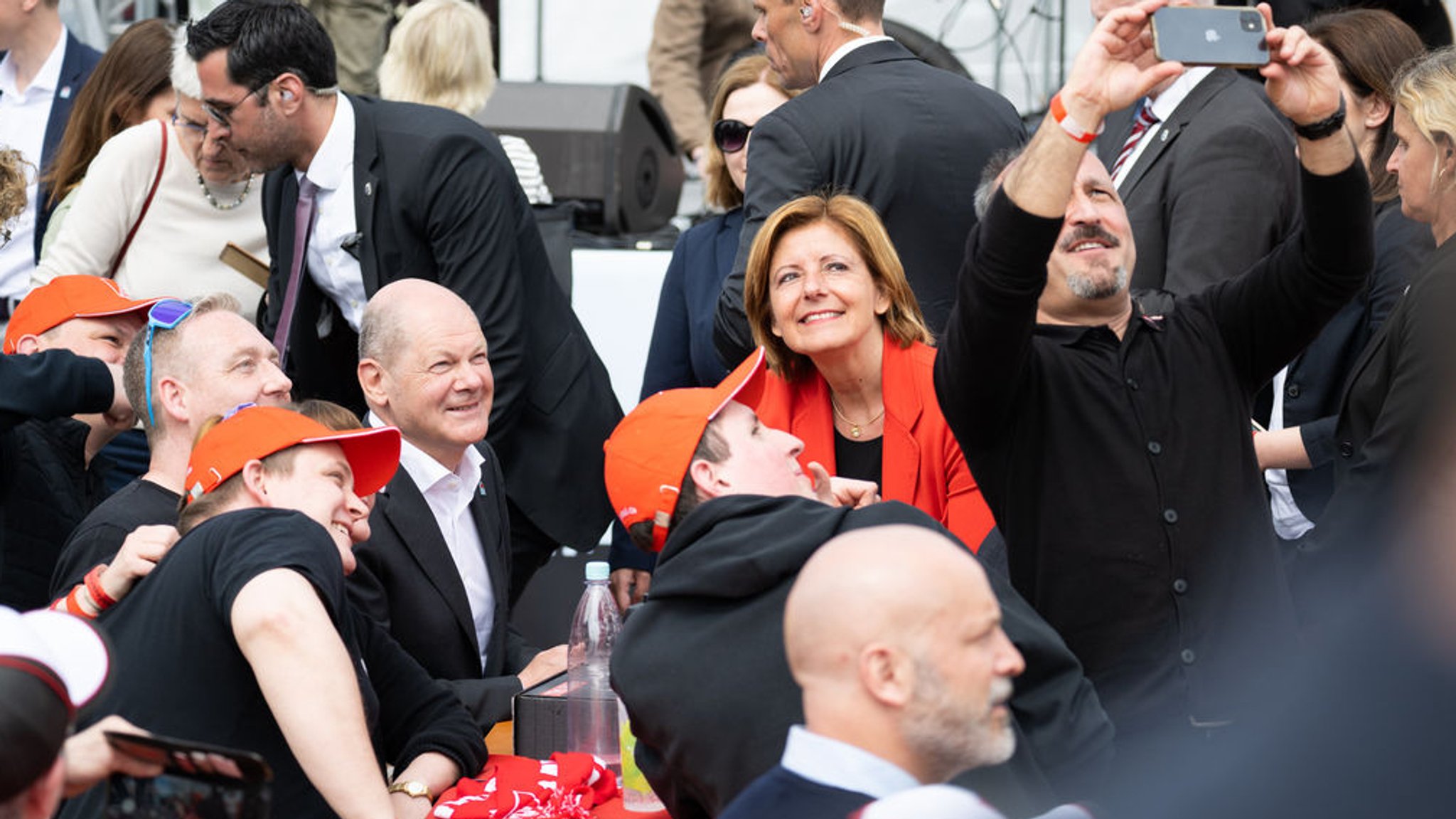 01.05.2023, Rheinland-Pfalz, Koblenz: Bundeskanzler Olaf Scholz (SPD, l) macht zusammen mit Malu Dreyer (SPD, r), Ministerpräsident von Rheinland-Pfalz, und Gewerkschaftlern auf der zentralen 1.-Mai-Kundgebung des Deutscher Gewerkschaftsbunds (DGB) für Rheinland-Pfalz ein Foto. Die Veranstaltungen des Deutschen Gewerkschaftsbundes zum Tag der Arbeit standen in diesem Jahr unter dem Motto ·Ungebrochen solidarisch·. Foto: Sebastian Christoph Gollnow/dpa +++ dpa-Bildfunk +++