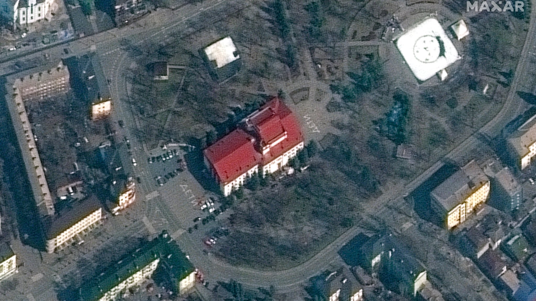 Ukraine, Mariupol: Dieses Satellitenbild zeigt das Schauspielhaus von Mariupol vor dem Angriff.