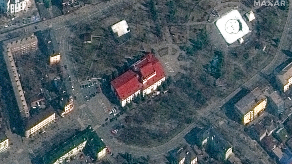 Ukraine, Mariupol: Dieses Satellitenbild zeigt das Schauspielhaus von Mariupol vor dem Angriff.