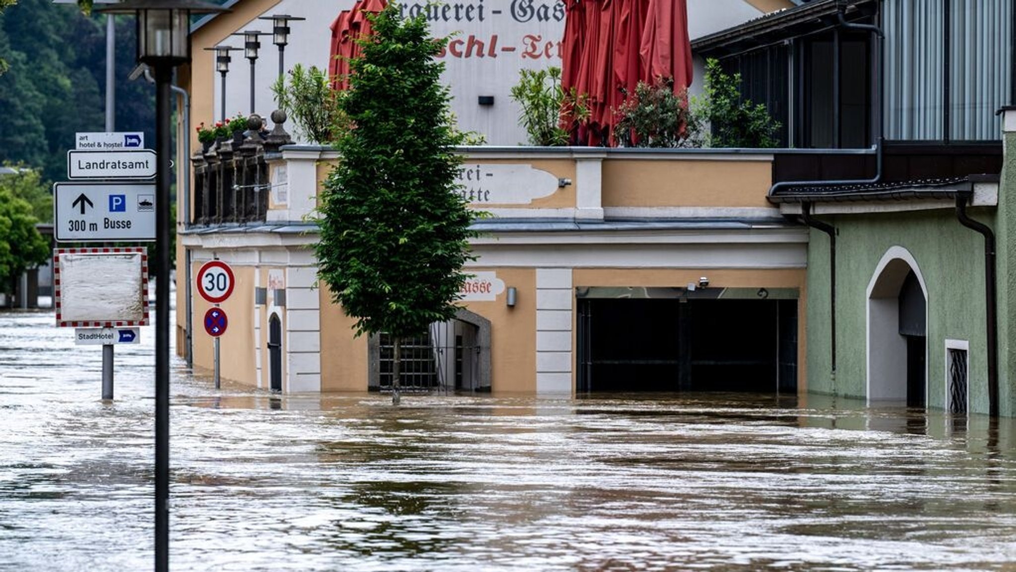 04.06.2024, Bayern, Passau: Teile der Altstadt sind vom Hochwasser der Donau überflutet. In Bayern herrscht nach heftigen Regenfällen vielerorts weiter Land unter. Foto: Armin Weigel/dpa +++ dpa-Bildfunk +++