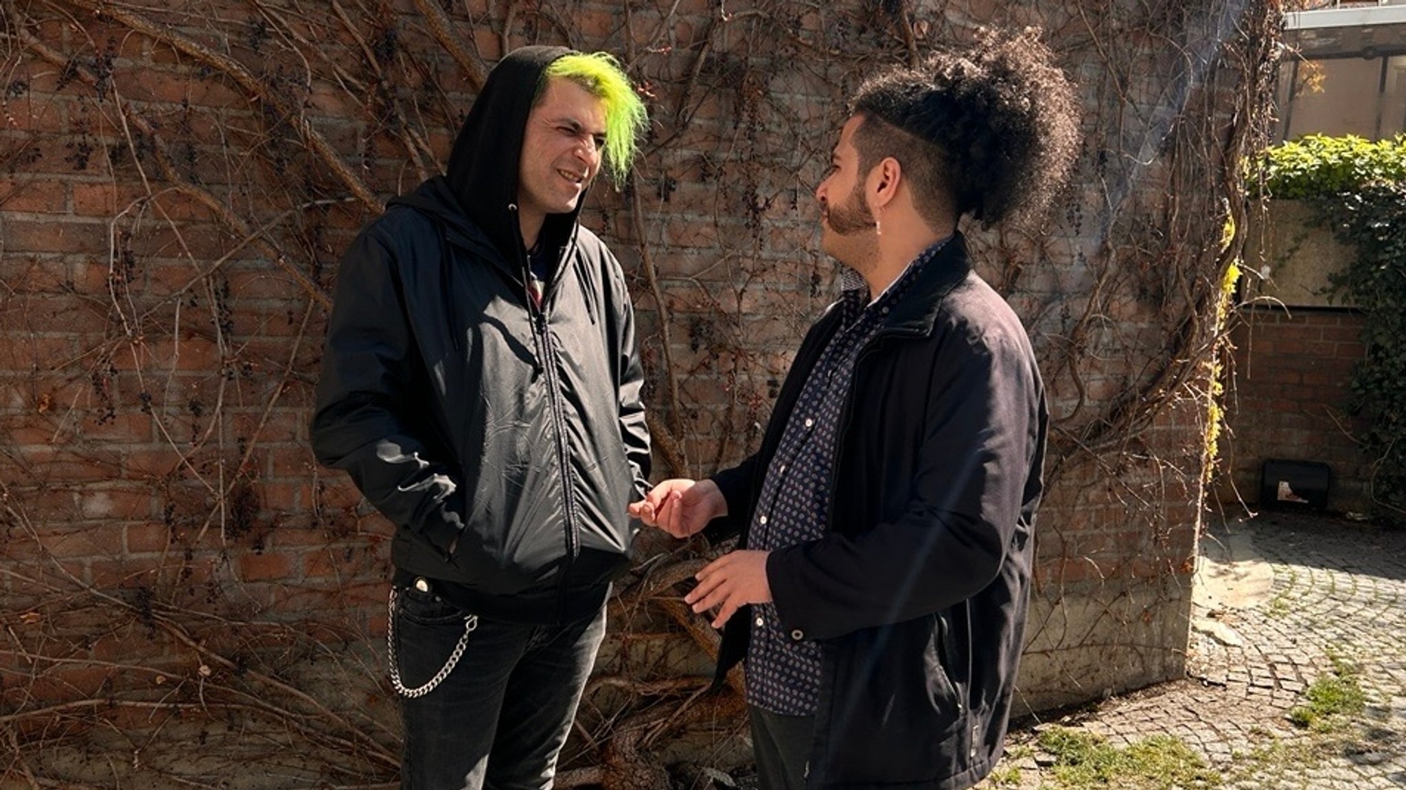 Milad (links) hat bei einem Berater der Stelle "Füreinander in Oberfranken" (rechts) Hilfe gefunden.