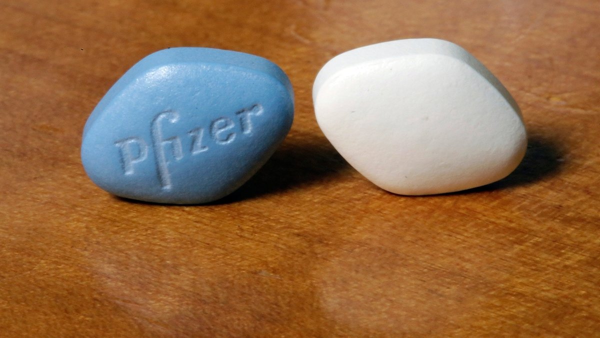 Die Viagra-Pille von Pfizer (links) und die generische Variante des Tochterunternehmens Greenstone "sildenafil citrate" liegen auf einem Tisch in der Zentrale des US-Pharmaunternehmens Pfizer.