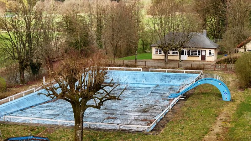 Ein leeres Freibad, dessen Becken nicht mit Wasser gefüllt ist. | Bild: BR Ein leeres Freibad, dessen Becken nicht mit Wasser gefüllt ist.