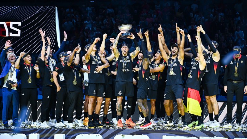 Der Ex-Bamberger Daniel Theis (Mitte) jubelt mit der Trophäe. Die Deutschen Basketballer sind Europameister. | Bild: picture-alliance / dpa Der Ex-Bamberger Daniel Theis (Mitte) jubelt mit der Trophäe. Die Deutschen Basketballer sind Europameister.