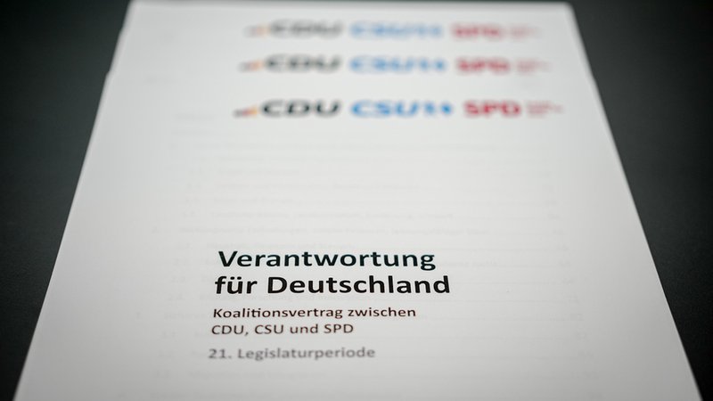 Der Koalitionsvertrag von CDU, CSU und SPD mit der Überschrift ·Verantwortung für Deutschland· ist auf dem Foto zu sehen | Bild: dpa-Bildfunk/Kay Nietfeld Der Koalitionsvertrag von CDU, CSU und SPD mit der Überschrift ·Verantwortung für Deutschland· ist auf dem Foto zu sehen