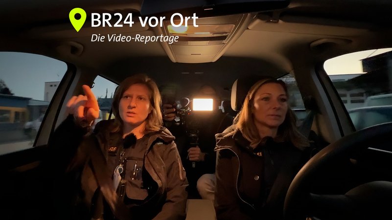 Die Kommissarinnen Denise Rittel und Ahu Thoma auf dem Weg zu einer Hausdurchsuchung | Bild: BR/Hofelich Die Kommissarinnen Denise Rittel und Ahu Thoma auf dem Weg zu einer Hausdurchsuchung