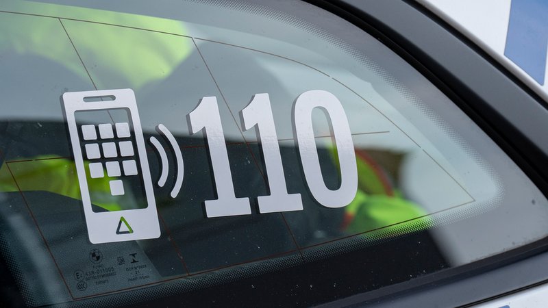 Notrufe sind auch absetzbar, wenn das Netz des eigenen Anbieters nicht verfügbar ist. Ganz ohne geht es aber auch nicht. | Bild: BR/Raphael Kast Notrufe sind auch absetzbar, wenn das Netz des eigenen Anbieters nicht verfügbar ist. Ganz ohne geht es aber auch nicht.