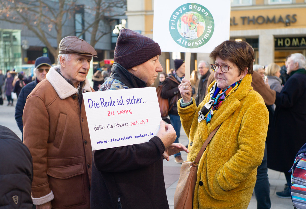 Ältere Personen bei einer Kundgebung gegen Altersarmut (Archivbild)