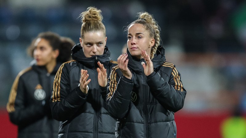 Alara Sehitler (links) und Giulia Gwinn bei den DFB-Frauen. | Bild: picture alliance/dpa/Revierfoto | Revierfoto Alara Sehitler (links) und Giulia Gwinn bei den DFB-Frauen.