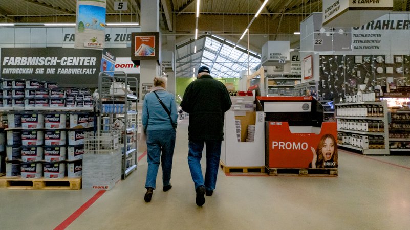 (Symbolbild) Kunden gehen durch einen Baumarkt | Bild: picture alliance/dpa | Markus Scholz (Symbolbild) Kunden gehen durch einen Baumarkt