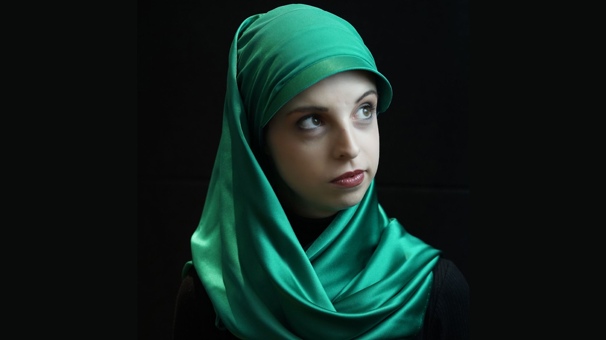Hijab in Smaragdgrün mit kleinem Schirm gegen die Sonne