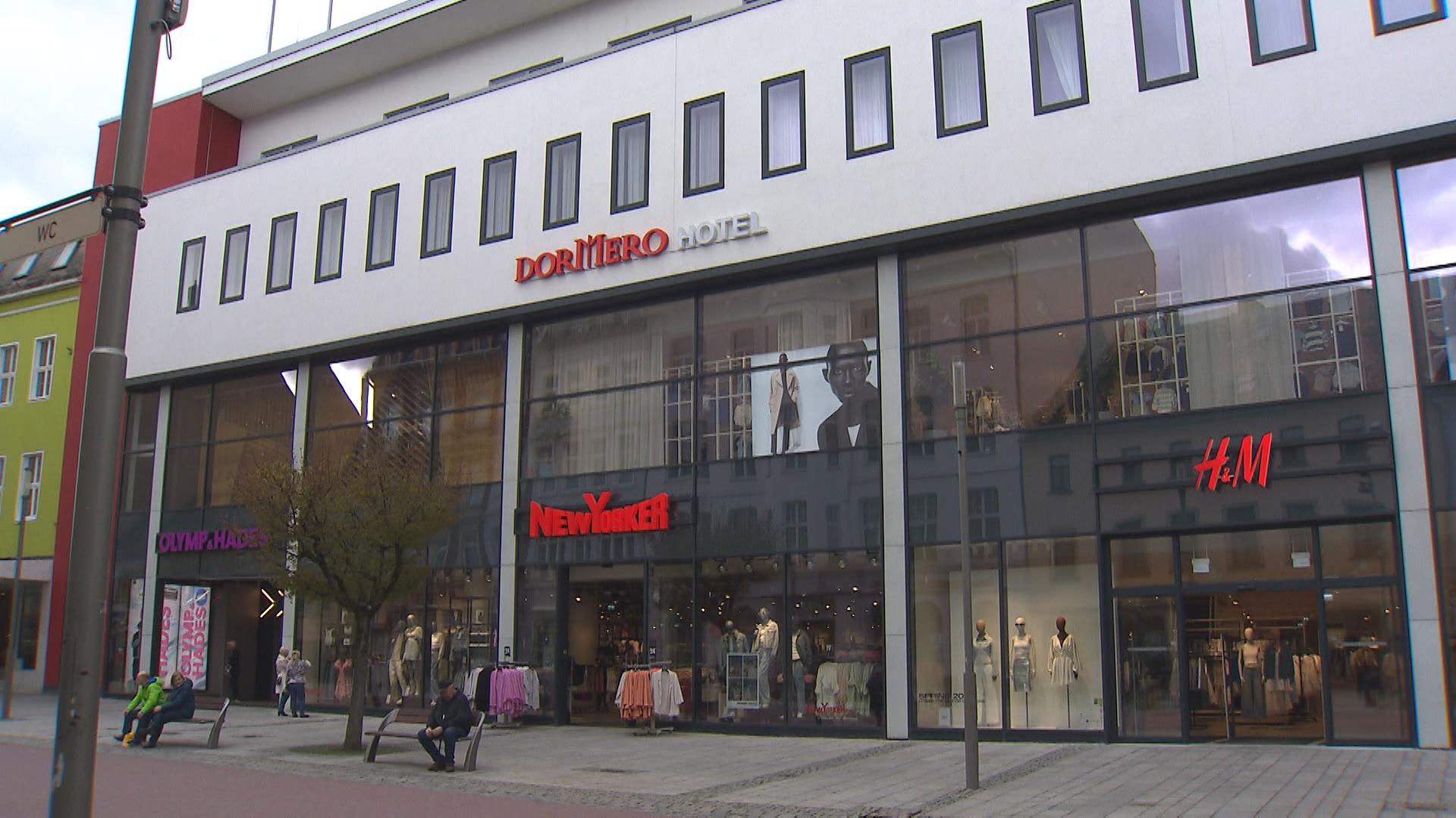 Im ehemaligen Kaufhof befinden sich nun verschiedene EInkaufsläden und ein Hotel.