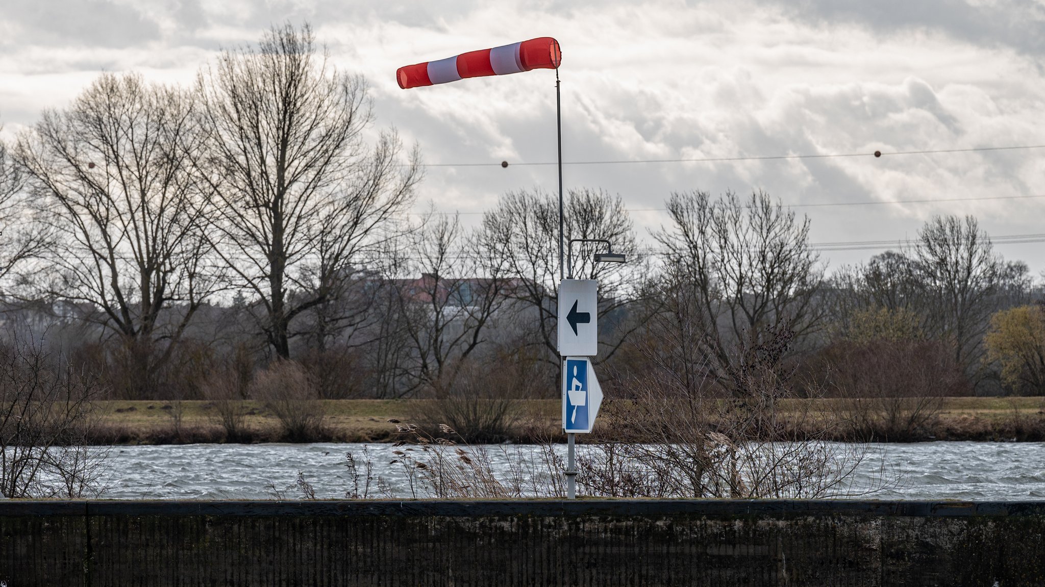 Symbolbild: Ein Windsack weht an der Donau.