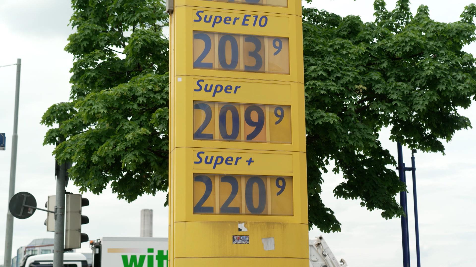 Seit 1. Mai gilt der sogenannte Tank-Rabatt: die Steuern auf Benzin und Diesel sind um 17 Cent den Liter gesenkt. Autofahrer sollten dadurch entlastet werden. Jetzt kommt das ABER. Sowohl das Ifo Institut wie auch der ADAC kritisieren, dass die Entlastung an der Zapfsäule nicht richtig wirkt.