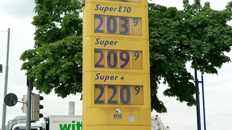 Seit 1. Mai gilt der sogenannte Tank-Rabatt: die Steuern auf Benzin und Diesel sind um 17 Cent den Liter gesenkt. Autofahrer sollten dadurch entlastet werden. Jetzt kommt das ABER. Sowohl das Ifo Institut wie auch der ADAC kritisieren, dass die Entlastung an der Zapfsäule nicht richtig wirkt. | Bild: Bayerischer Rundfunk 2026 Seit 1. Mai gilt der sogenannte Tank-Rabatt: die Steuern auf Benzin und Diesel sind um 17 Cent den Liter gesenkt. Autofahrer sollten dadurch entlastet werden. Jetzt kommt das ABER. Sowohl das Ifo Institut wie auch der ADAC kritisieren, dass die Entlastung an der Zapfsäule nicht richtig wirkt.