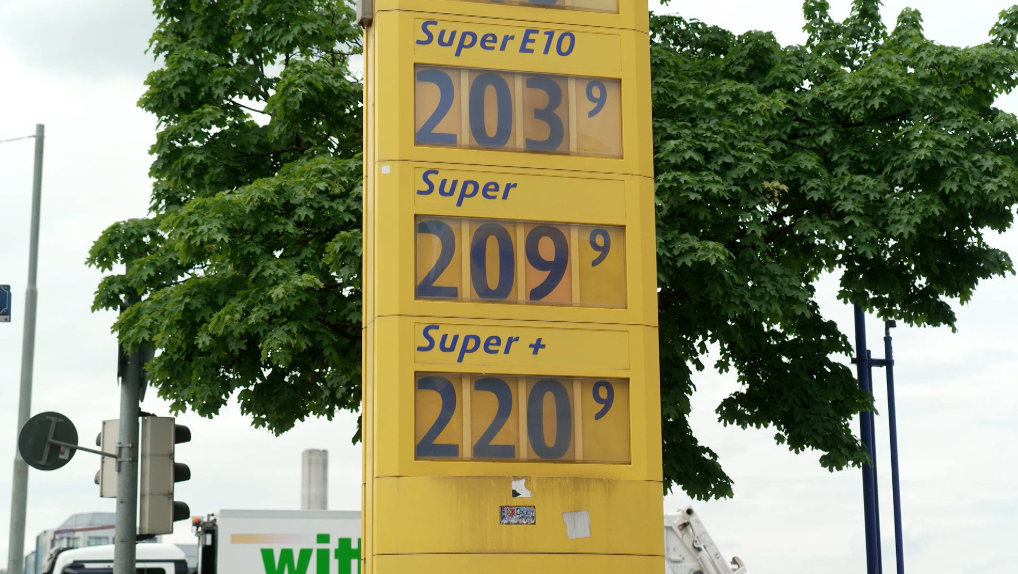 Seit 1. Mai gilt der sogenannte Tank-Rabatt: die Steuern auf Benzin und Diesel sind um 17 Cent den Liter gesenkt. Autofahrer sollten dadurch entlastet werden. Jetzt kommt das ABER. Sowohl das Ifo Institut wie auch der ADAC kritisieren, dass die Entlastung an der Zapfsäule nicht richtig wirkt.