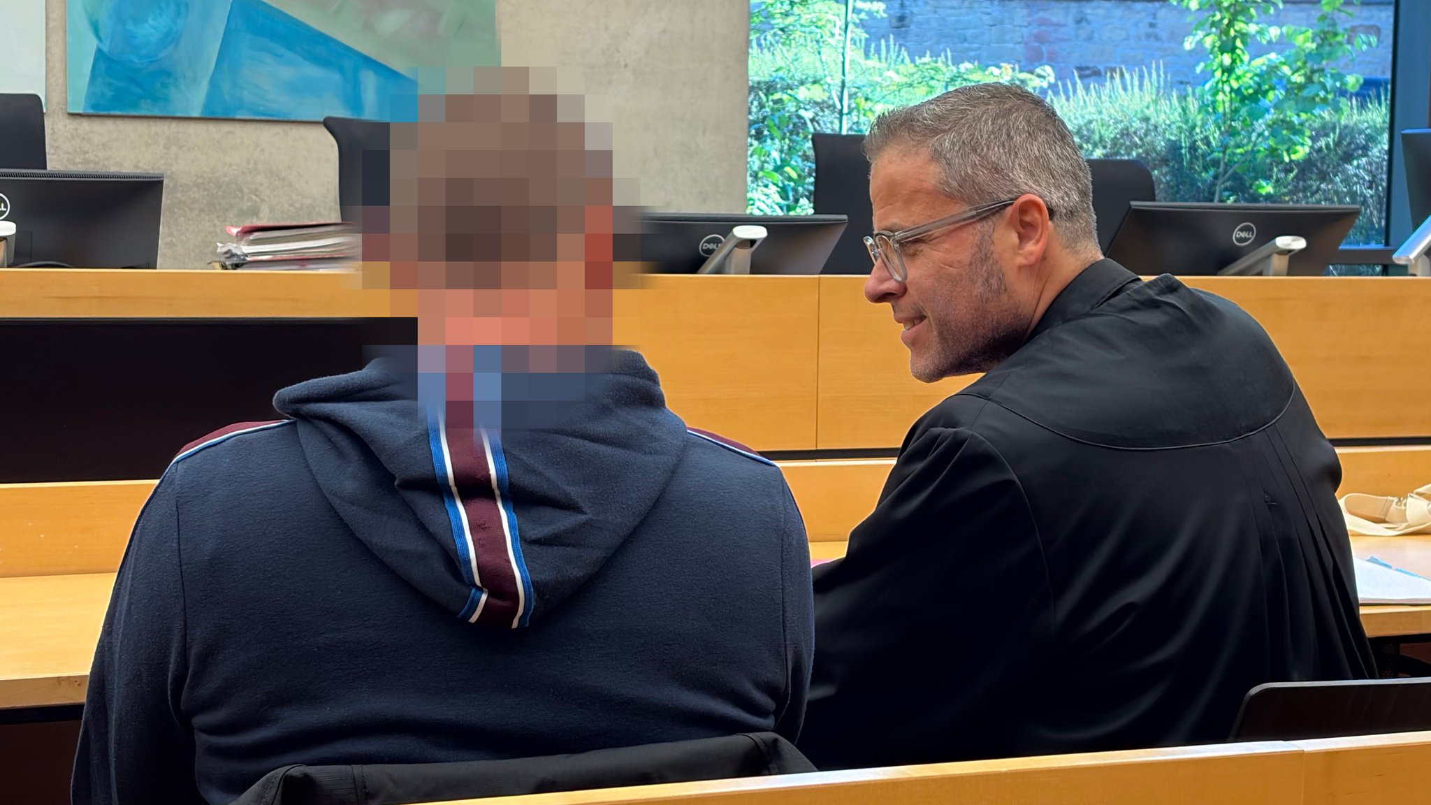 Der Angeklagte zum erneuten Prozessauftakt am Würzburger Landgericht mit seinem Verteidiger. | Bild: NEWS 5 Der Angeklagte zum erneuten Prozessauftakt am Würzburger Landgericht mit seinem Verteidiger.