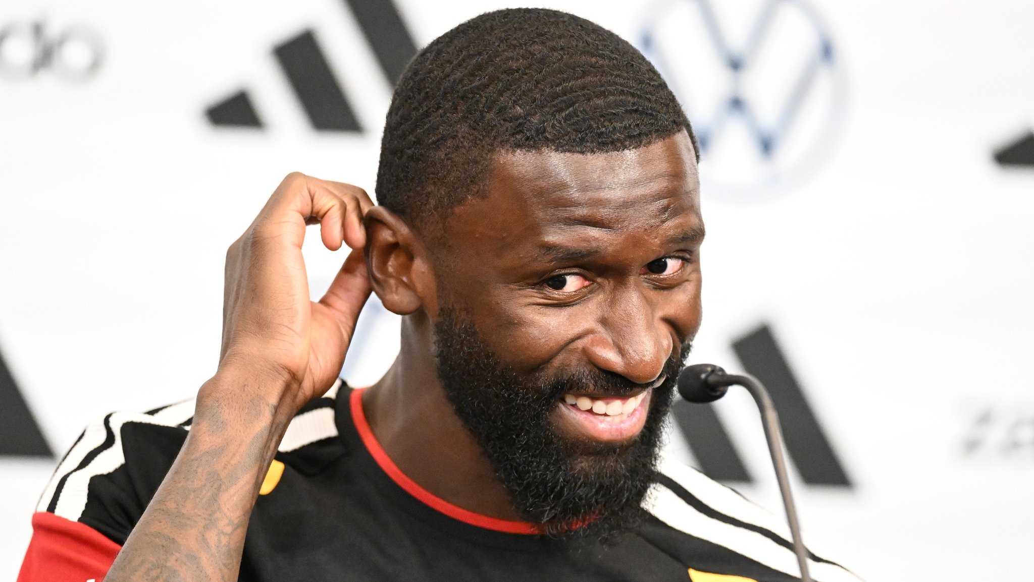 17.06.2026, USA, Winston-Salem: Fußball, WM 2026, Nationalmannschaft, Deutschland, Pressekonferenz vor dem zweiten WM-Gruppenspiel gegen die Elfenbeinküste, Antonio Rüdiger nimmt an der Pressekonferenz teil. Foto: Federico Gambarini/dpa +++ dpa-Bildfunk +++ | Bild: dpa-Bildfunk/Federico Gambarini 17.06.2026, USA, Winston-Salem: Fußball, WM 2026, Nationalmannschaft, Deutschland, Pressekonferenz vor dem zweiten WM-Gruppenspiel gegen die Elfenbeinküste, Antonio Rüdiger nimmt an der Pressekonferenz teil. Foto: Federico Gambarini/dpa +++ dpa-Bildfunk +++