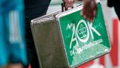 Ein ramponierter Metallkoffer mit der Aufschrift "AOK - Die Gesundheitskasse." wird bei einem Fußballspiel über den Platz getragen. | Bild:picture alliance / gumzmedia/nordphoto