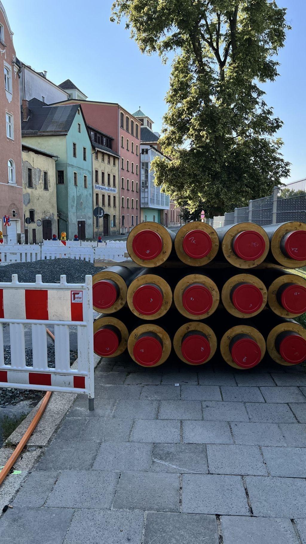 Fernwärmeleitungen auf Baustelle in Hof
