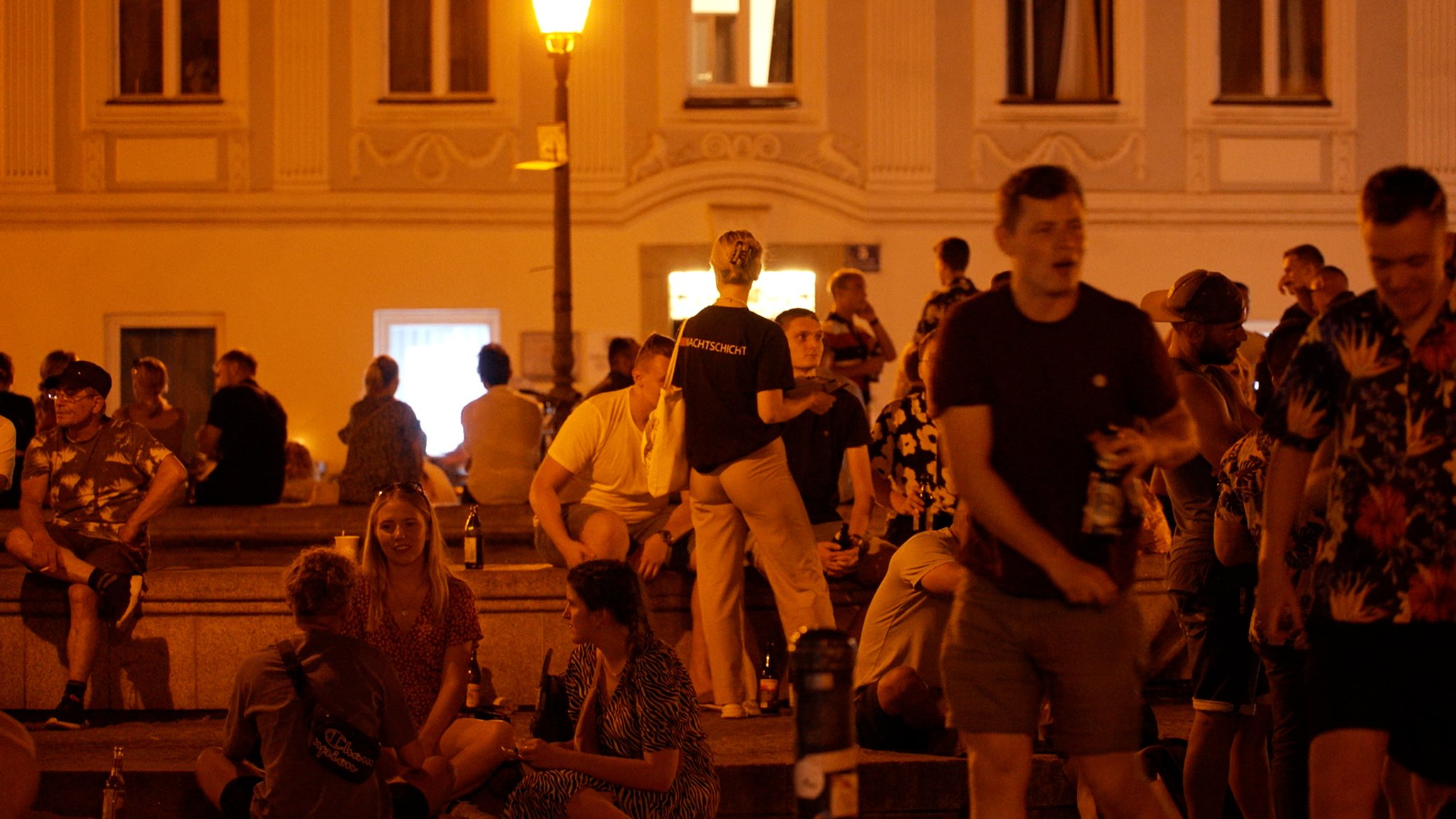 Normaler Sommerabend auf dem Regensburger Bismarckplatz